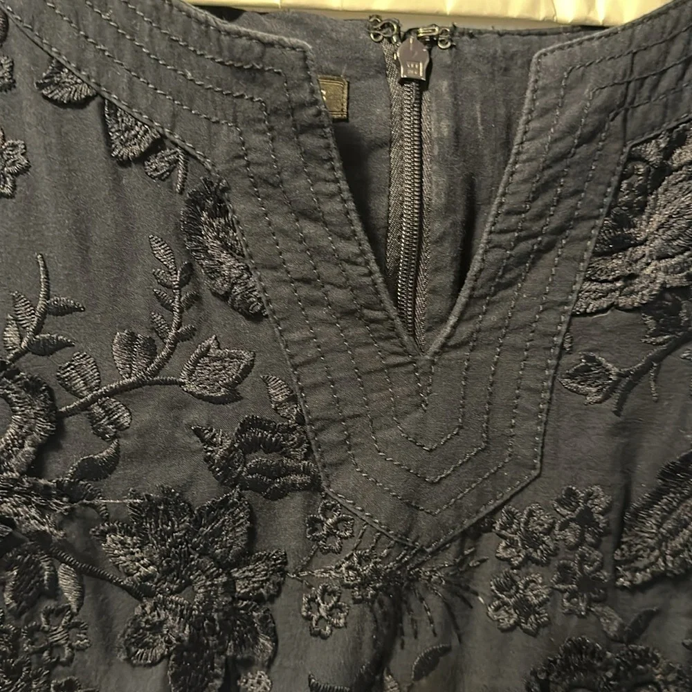 Talbots Navy Embroidered Shell, Sz 10 - Picture 3 of 4